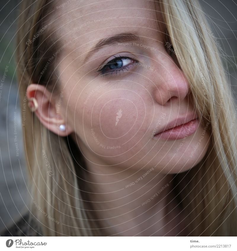 Lena feminin Frau Erwachsene 1 Mensch Schmuck Piercing blond langhaarig beobachten Denken Blick warten schön Coolness Leidenschaft Sicherheit Schutz Wachsamkeit