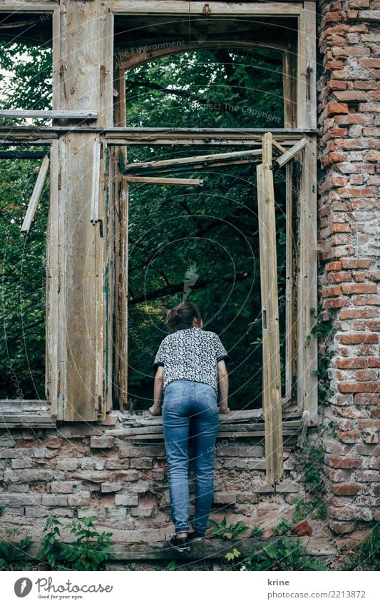 Kuckuck feminin Junge Frau Jugendliche 1 Mensch 18-30 Jahre Erwachsene 30-45 Jahre Haus Ruine Fenster Blick Häusliches Leben ästhetisch kaputt Neugier