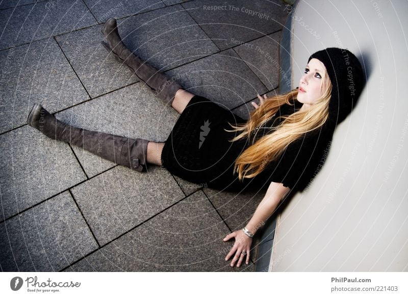 Ausgespielt Lifestyle Stil ruhig Mensch feminin Frau Erwachsene 1 18-30 Jahre Jugendliche Mode Kleid Stiefel Mütze blond langhaarig liegen sitzen Farbfoto