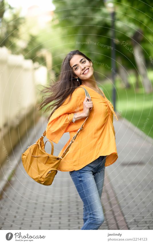 Junge Frau mit dem beweglichen Haar, das zufällige Kleidung trägt Lifestyle Stil Glück schön Haare & Frisuren Mensch Erwachsene Wind Straße Mode Bekleidung