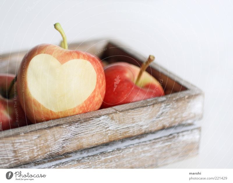 I Love Apple Lebensmittel Frucht Apfel Ernährung Bioprodukte Vegetarische Ernährung lecker gelb rot Herz Liebe herzförmig Kasten Holzkiste Freisteller