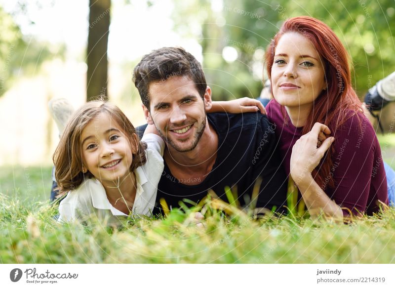 Glückliche junge Familie in einem städtischen Park. Lifestyle Freude schön Sommer Kind Mensch Frau Erwachsene Mann Eltern Mutter Vater Familie & Verwandtschaft