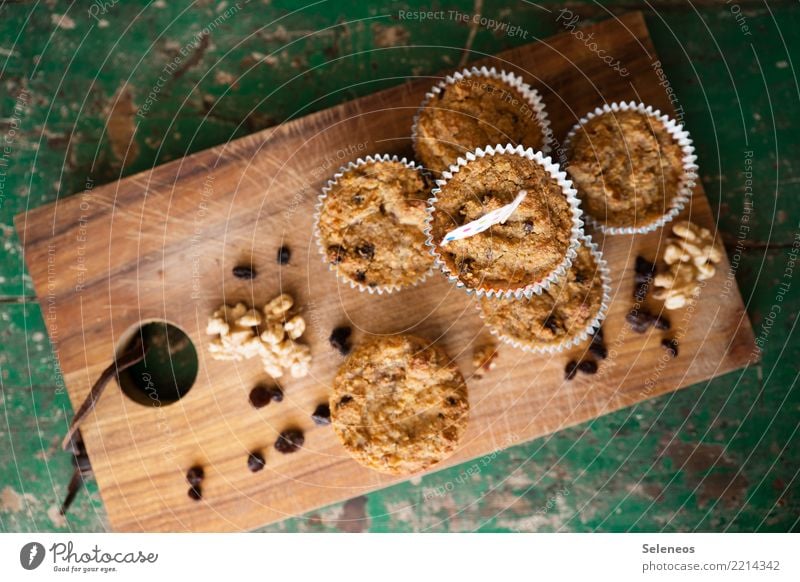 Kuchenzeit Lebensmittel Teigwaren Backwaren Süßwaren Muffin Nuss Walnuss Rosinen Ernährung genießen lecker süß backen Dessert Farbfoto Innenaufnahme