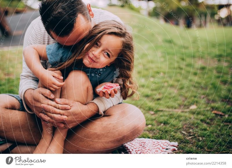 Vater und Tochter bei einem Picknick im Park Essen Lifestyle Freude Glück Garten Kindererziehung Mensch Mädchen Eltern Erwachsene Familie & Verwandtschaft