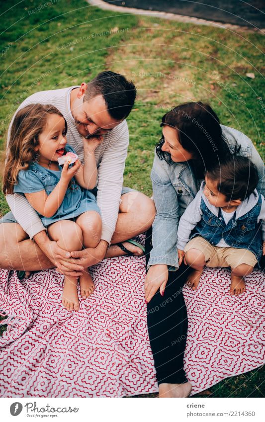 Junge Familie, die Qualitätszeit an hat, parken zusammen Lifestyle Freude Glück Erholung Freizeit & Hobby Ferien & Urlaub & Reisen Garten Kindererziehung