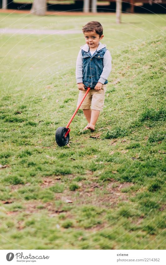 Kleiner Kleinkindjunge, der im Garten mit Spielzeug spielt Lifestyle Freude Glück Freizeit & Hobby Spielen Kindergarten Mensch Junge Mann Erwachsene Kindheit 1