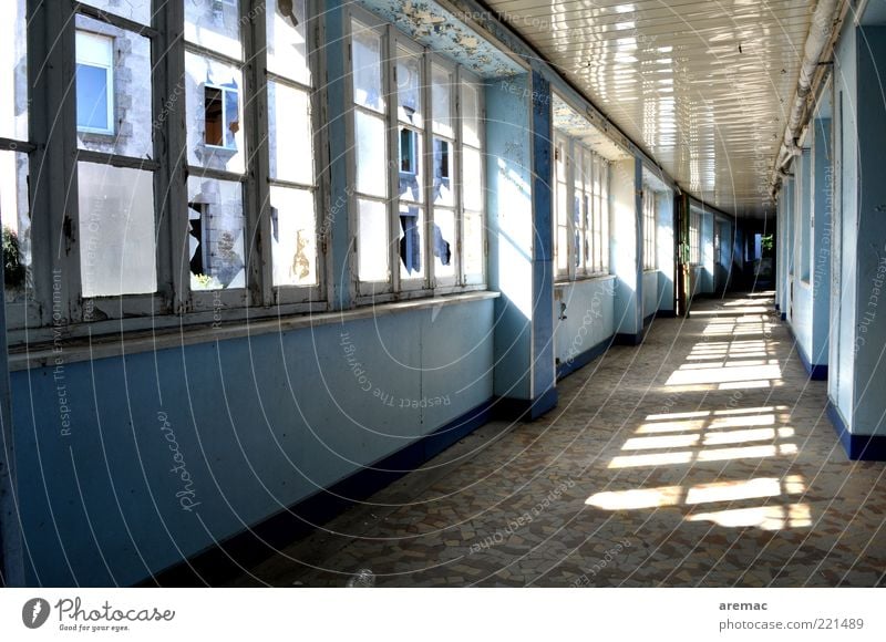 Schulschluss Schule Schulgebäude Haus Bauwerk Gebäude Architektur Fenster alt blau Ruine Farbfoto Gedeckte Farben Innenaufnahme Menschenleer Morgen Tag Licht