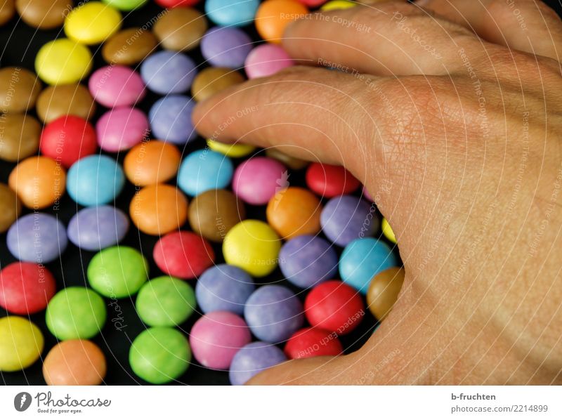 Alle meine bunten Pillen Süßwaren Mann Erwachsene Hand Finger berühren mehrfarbig Völlerei Genusssucht Drogensucht genießen Schokolinsen nehmen Tablette