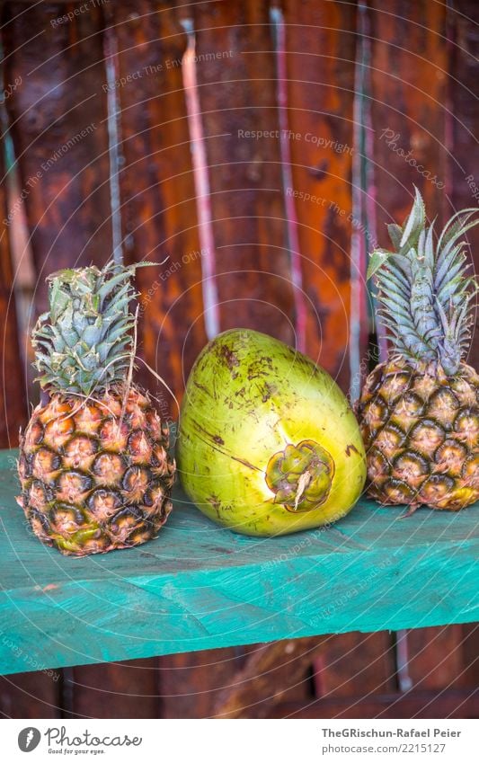 Pinacolada Ananas braun gelb grün türkis Pina Colada Kokosnuss Getränk lecker Frucht Südfrüchte ausstellen Farbfoto Außenaufnahme Detailaufnahme Menschenleer