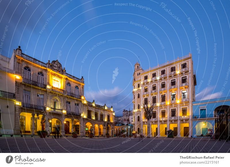 Havanna by Night Stadt Hauptstadt Hafenstadt Stadtzentrum Altstadt alt ästhetisch blau gelb gold grau schwarz weiß Reisefotografie Kuba Tourismus geschätzt