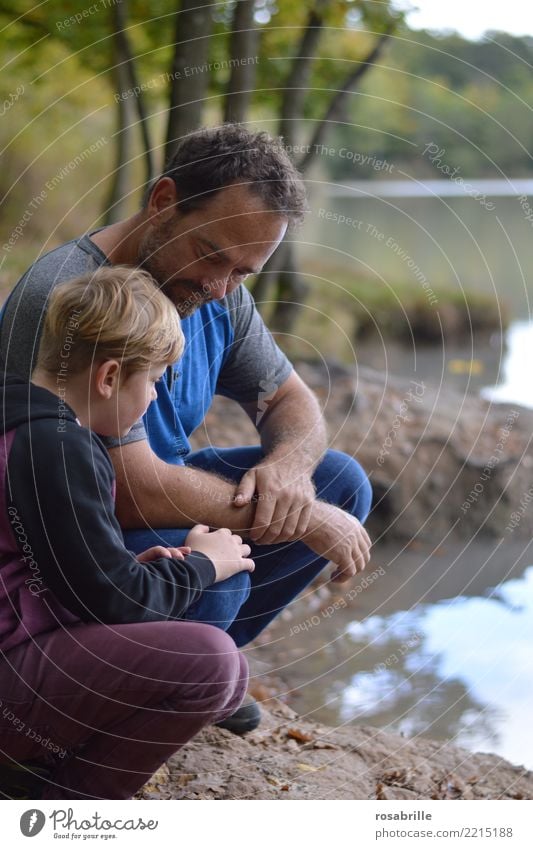 Vater und Sohn am See im Männergespräch Ausflug Mensch maskulin Kind Junge Mann Erwachsene Eltern Familie & Verwandtschaft Leben 2 8-13 Jahre Kindheit