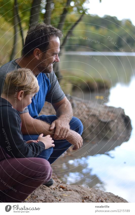 Vater und Sohn hocken in ihrer Freizeit an einem Seeufer und haben Spaß Freizeit & Hobby Mensch maskulin Kind Junge Mann Erwachsene Eltern