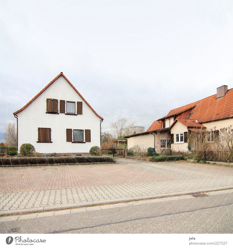 nachbarn Himmel Pflanze Baum Sträucher Garten Dorf Kleinstadt Haus Einfamilienhaus Platz Bauwerk Gebäude Architektur Straße trist Lebensraum Farbfoto