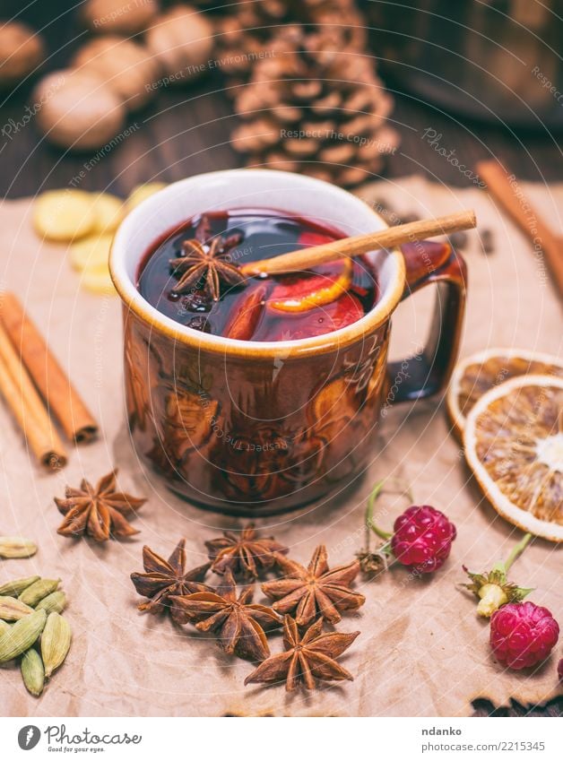 trinke Glühwein in brauner Keramikkrug Frucht Kräuter & Gewürze Getränk Alkohol Tasse Winter Dekoration & Verzierung Tisch Feste & Feiern Weihnachten & Advent