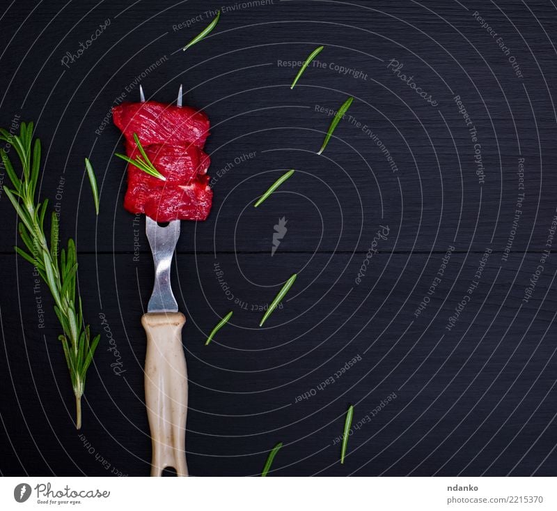 Stücke rohes Rindfleisch auf Küchengabel Fleisch Kräuter & Gewürze Abendessen Gabel Tisch Holz frisch natürlich grün rot schwarz Blut hacken geschnitten