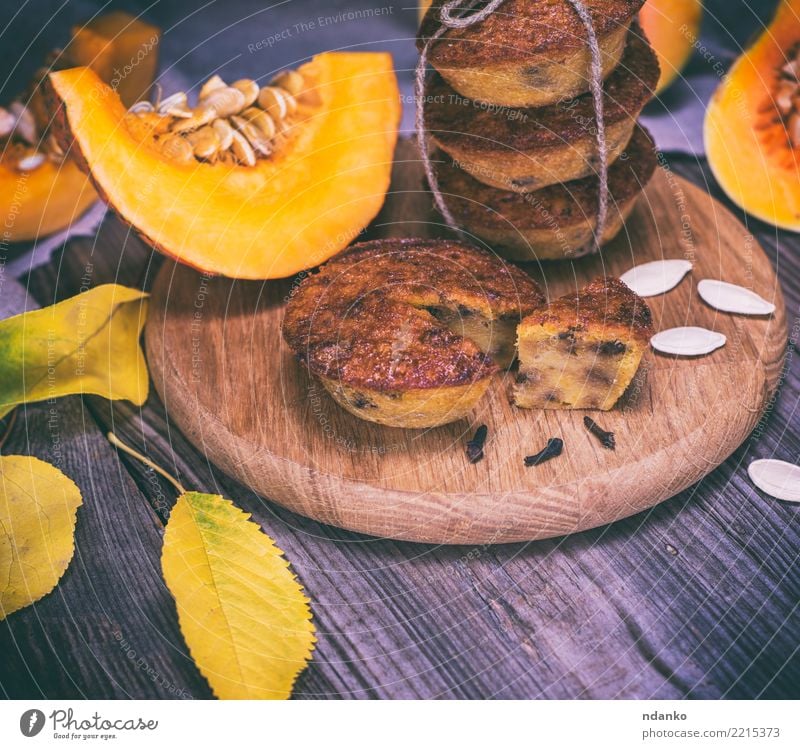 Backmuffins von einem Kürbis Gemüse Brot Dessert Süßwaren Frühstück Abendessen Tisch Halloween Herbst Blatt Holz Essen frisch gelb Tradition backen Bäckerei