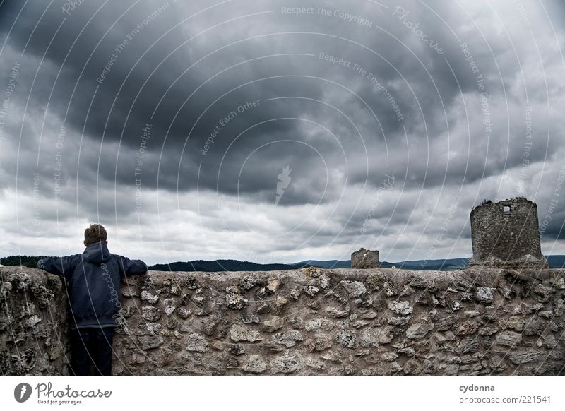 Aussicht Lifestyle Ausflug Abenteuer Ferne Freiheit Sightseeing Mensch Junger Mann Jugendliche Umwelt Landschaft Wolken schlechtes Wetter Ruine Turm Mauer Wand