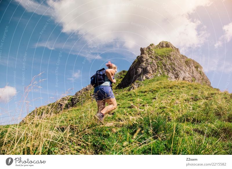 Aufwärts Ferien & Urlaub & Reisen Ausflug Abenteuer Freiheit Berge u. Gebirge wandern Junge Frau Jugendliche 18-30 Jahre Erwachsene Natur Landschaft Himmel