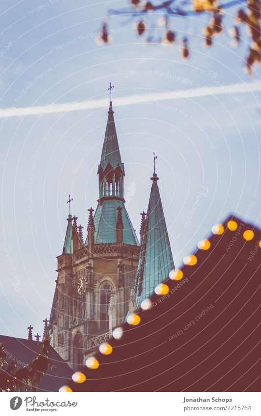 Blick auf den Erfurter Dom während des Weihnachtsmarkt I Thüringen Religion & Glaube emporragend Architektur Bauwerk Stadt Himmel Himmel (Jenseits) Kirche