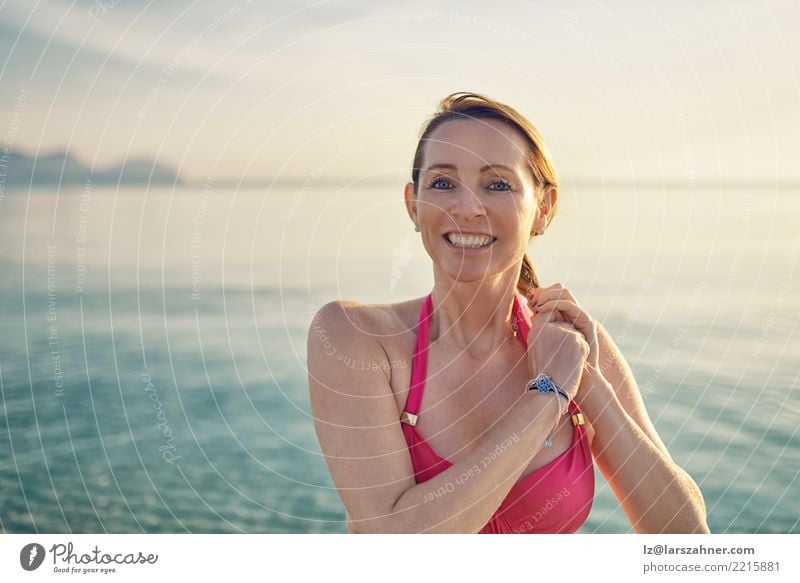 Glückliche lächelnde Frau von mittlerem Alter an der Küste schön Haut Gesicht Wellness Erholung Ferien & Urlaub & Reisen Tourismus Sommer Strand Meer Erwachsene