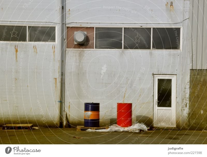 Färöer Tórshavn Føroyar Menschenleer Haus Industrieanlage Gebäude Mauer Wand Tür trashig rot Fass Werkstatt Ölfass Farbfoto Gedeckte Farben Außenaufnahme Tag