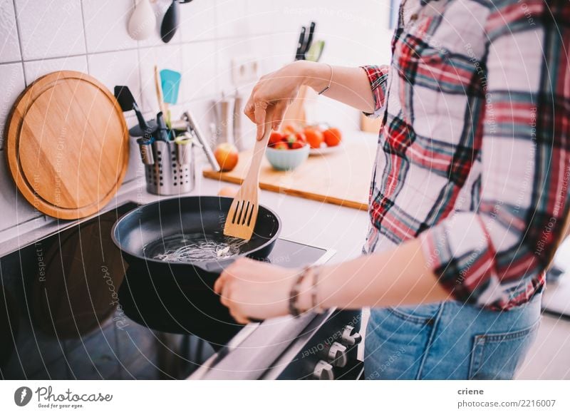 Nahaufnahme der Frau kochend in der Küche Diät Pfanne Lifestyle Freizeit & Hobby feminin Erwachsene heiß hell Lebensmittel Herd Küchenchef Essen zubereiten