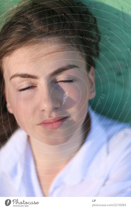 verträumtes junges Mädchen Lifestyle Stil Freude Wellness Leben harmonisch Wohlgefühl Zufriedenheit Sinnesorgane Erholung ruhig Meditation Mensch feminin