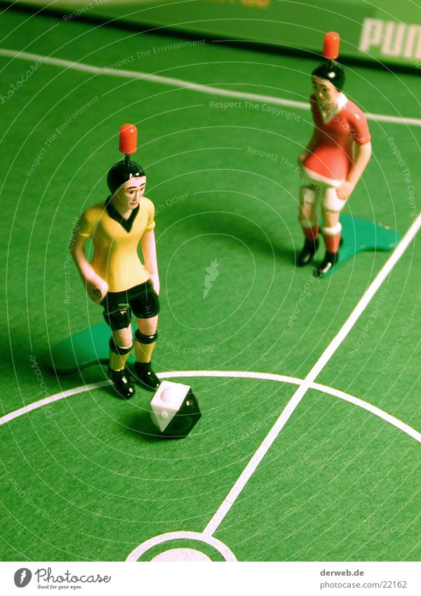 TIPP-KICKer Tischfußball Kick Fußballplatz Mittelkreis grün Spielen Freizeit & Hobby Spielfigur Rasen Mittellinie 2 Gegner Schwache Tiefenschärfe Nahaufnahme