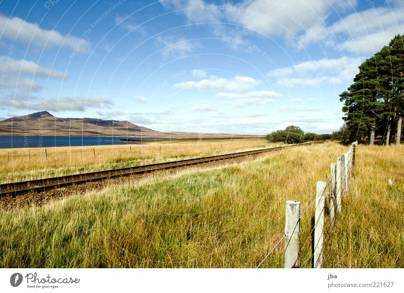 Geleise im Nirgendwo {N5} Erholung Ferien & Urlaub & Reisen Tourismus Ferne Sommer Sommerurlaub Natur Landschaft Himmel Herbst Schönes Wetter Gras Wiese