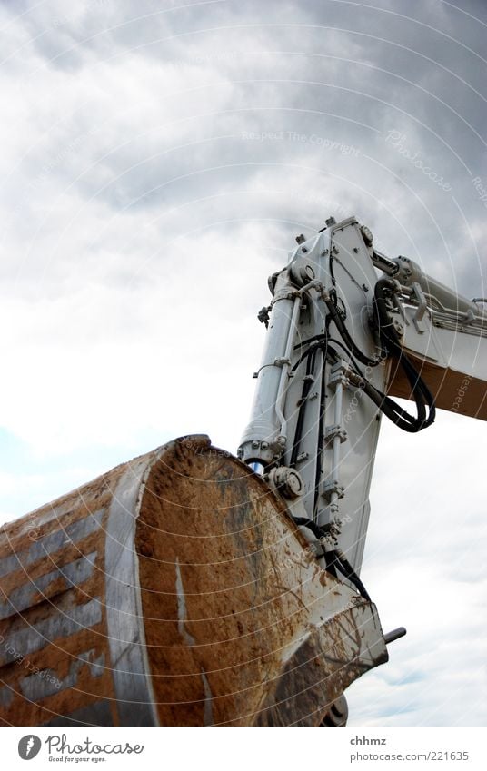 Bedrohlich Baustelle Bagger Schaufel Arbeit & Erwerbstätigkeit Aggression bedrohlich dreckig braun Kraft Hydraulik Himmel Wolken Mechanik Graben Farbfoto