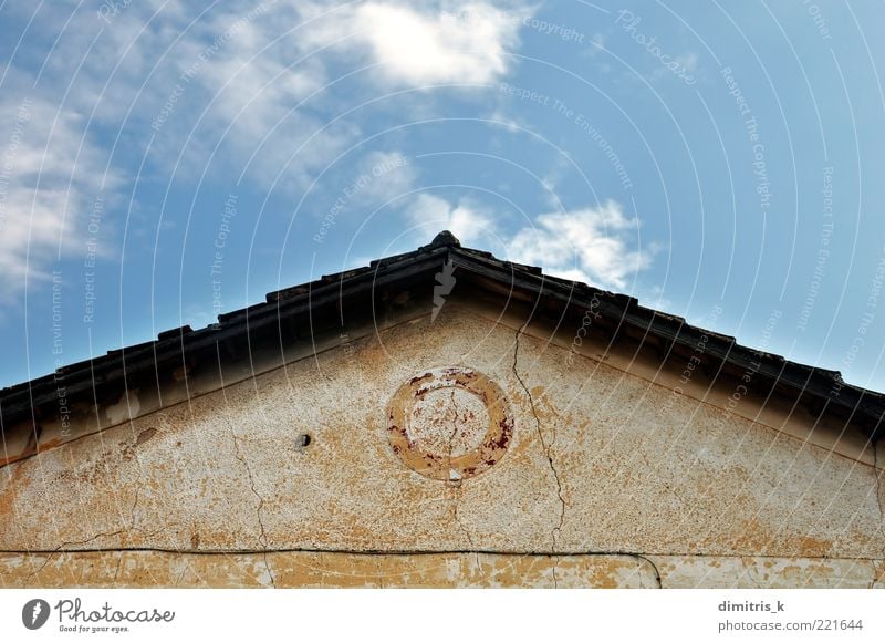 neoklassisches Hausdach Himmel Wolken Ruine Gebäude Architektur Dach Stein alt verblüht retro Perspektive Symmetrie Verfall Verlassen Eckstoß wackelig