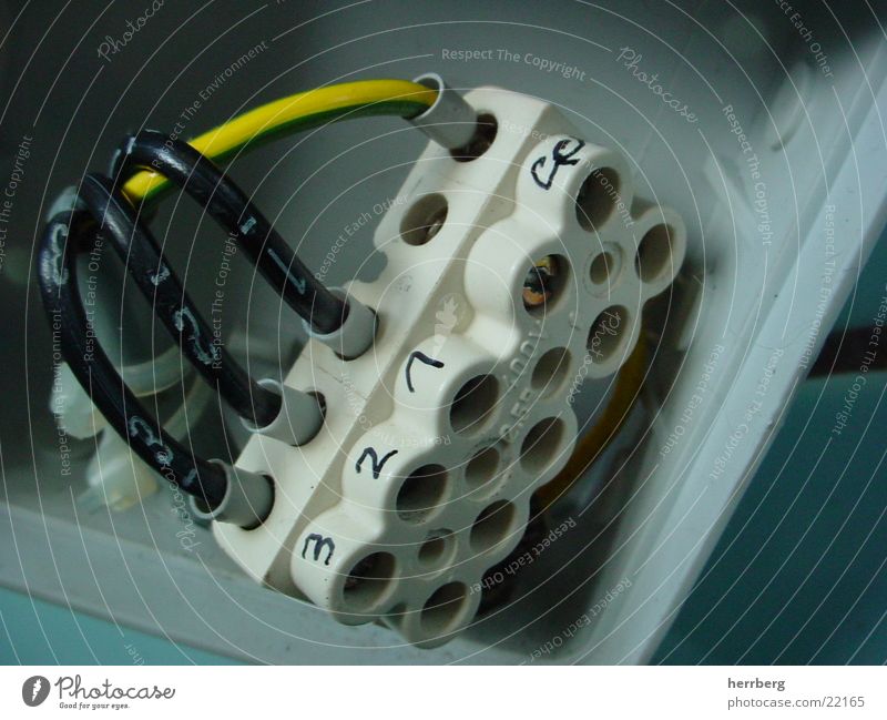 starkstrom Elektrizität schwarz gelb weiß nah elektronisch Handwerk Zusteller Klemme Kabel Erde erdung