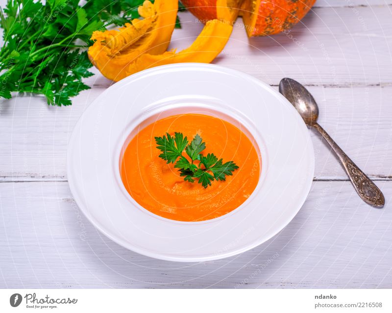 Kürbissuppe pürieren Gemüse Suppe Eintopf Essen Mittagessen Abendessen Bioprodukte Vegetarische Ernährung Diät Teller Löffel Tisch Herbst Holz frisch heiß oben