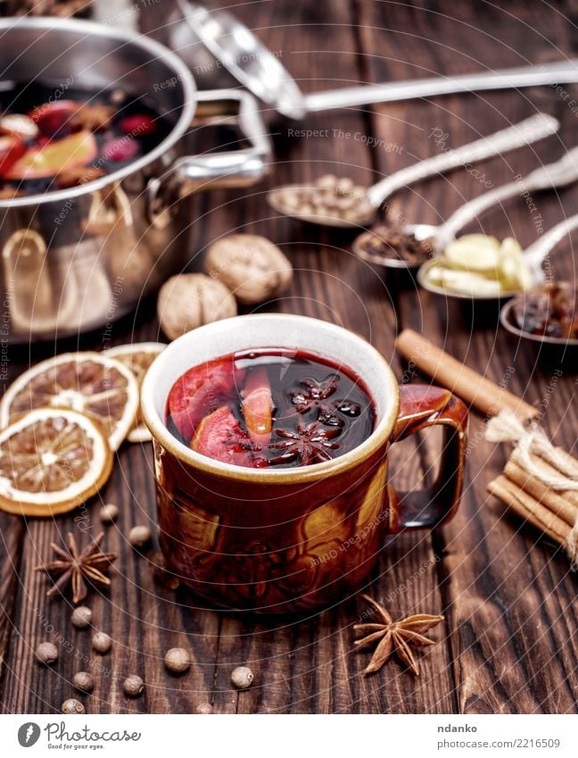 Glühwein im braunen Becher Frucht Kräuter & Gewürze Getränk Alkohol Tasse Löffel Winter Tisch Feste & Feiern Weihnachten & Advent Holz heiß natürlich rot