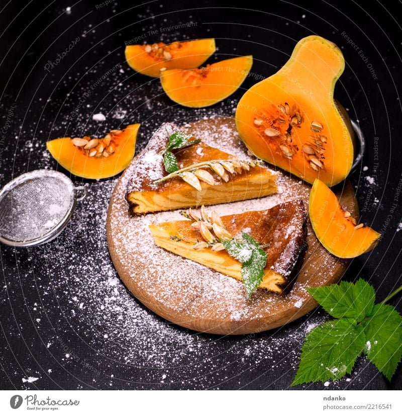 Kürbiskuchen Gemüse Kuchen Dessert Vegetarische Ernährung Erntedankfest Halloween Herbst Blatt Holz Essen frisch lecker natürlich grün orange schwarz Tradition