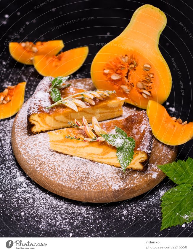 Kürbiskuchen auf einem Holzbrett Gemüse Dessert Süßwaren Erntedankfest Halloween Herbst Blatt Essen frisch lecker natürlich orange schwarz Tradition Pasteten