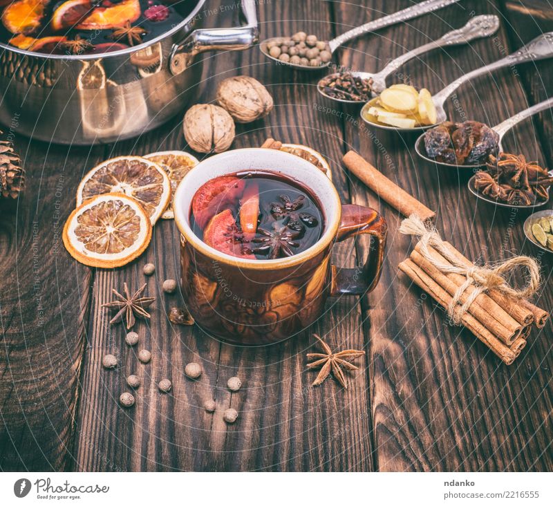 Glühwein in einer braunen Tasse Frucht Kräuter & Gewürze Getränk Alkohol Löffel Winter Dekoration & Verzierung Tisch Feste & Feiern Weihnachten & Advent Holz