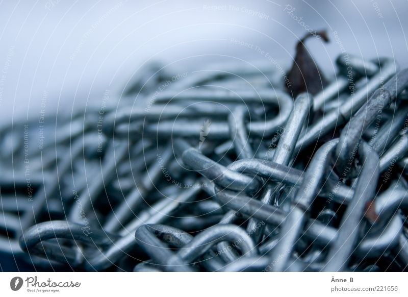 Flüchtig I Kettenglied Metall einfach fest glänzend blau silber weiß Kraft Befestigung stagnierend Metallwaren Haufen Farbfoto Gedeckte Farben Außenaufnahme