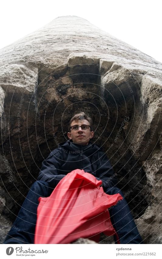 Zuflucht Lifestyle Wohlgefühl Zufriedenheit Ausflug Abenteuer Mensch Junger Mann Jugendliche 18-30 Jahre Erwachsene Wetter Regen Ruine Turm Mauer Wand