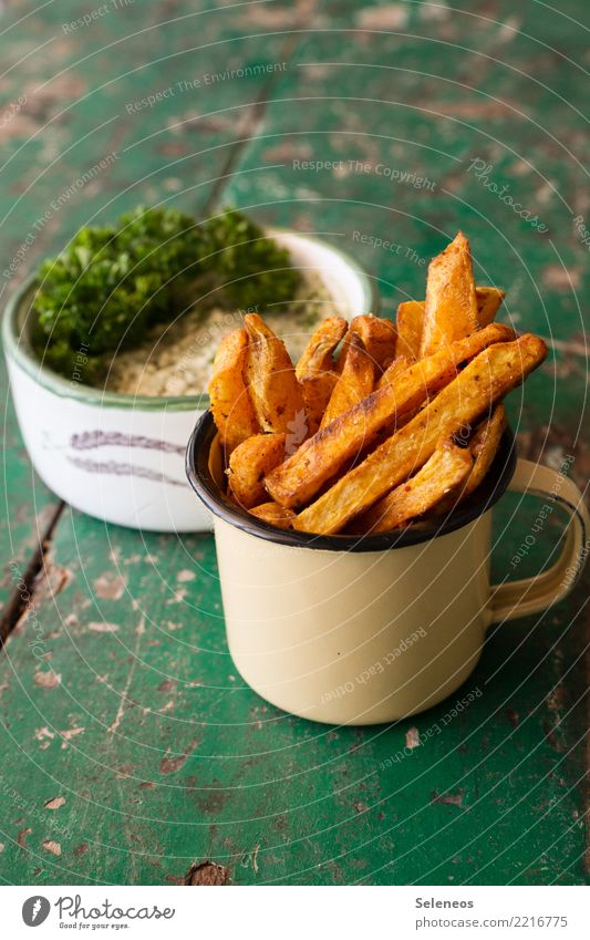 Pommessalat Lebensmittel Kartoffe Pommes frites Petersilie Dip Ernährung Essen Bioprodukte Vegetarische Ernährung Snack genießen frisch Gesundheit lecker