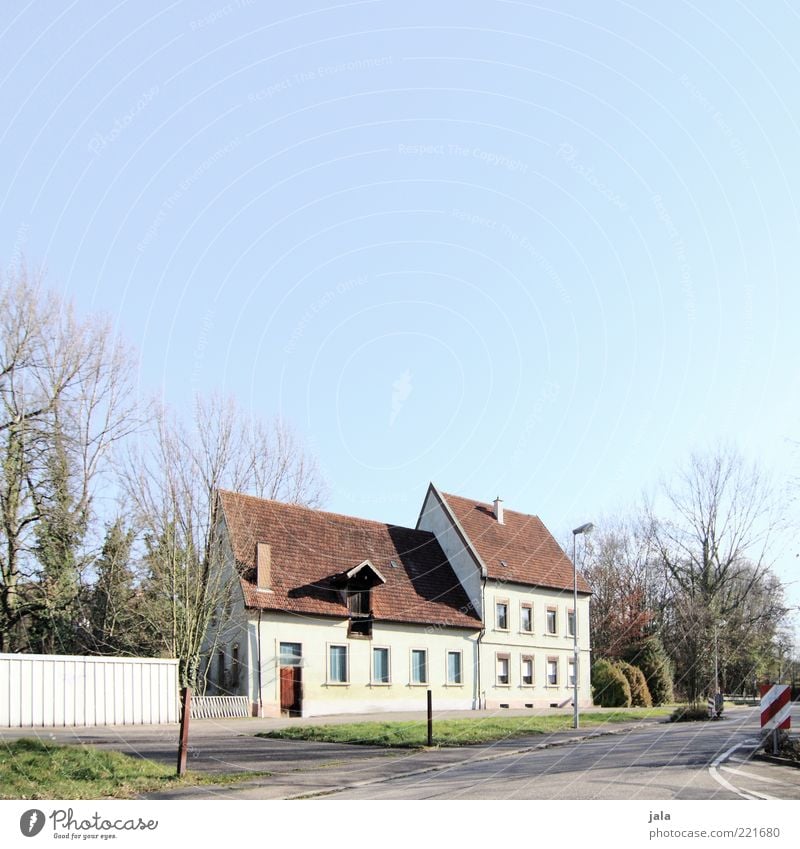 anwesen Umwelt Himmel Herbst Pflanze Baum Gras Sträucher Stadtrand Haus Bauwerk Gebäude Architektur Straße Wege & Pfade Farbfoto Außenaufnahme Menschenleer