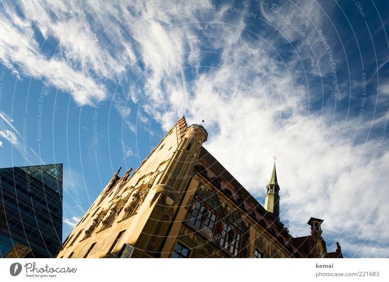 Ulmer Rathaus (LT Ulm 14.11.10) Himmel Wolken Sonnenlicht Schönes Wetter Altstadt Haus Bauwerk Gebäude Architektur Mauer Wand Fassade Fenster Turmspitze hoch