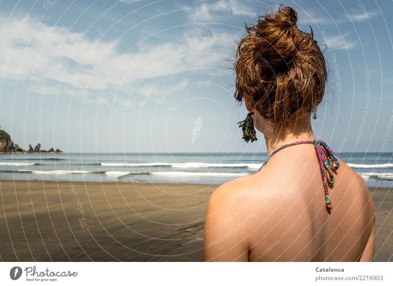 Rückblick, junge Frau schaut auf Meer feminin Junge Frau Jugendliche 1 Mensch Landschaft Sand Wasser Himmel Wolken Horizont Sommer Schönes Wetter Felsen Wellen