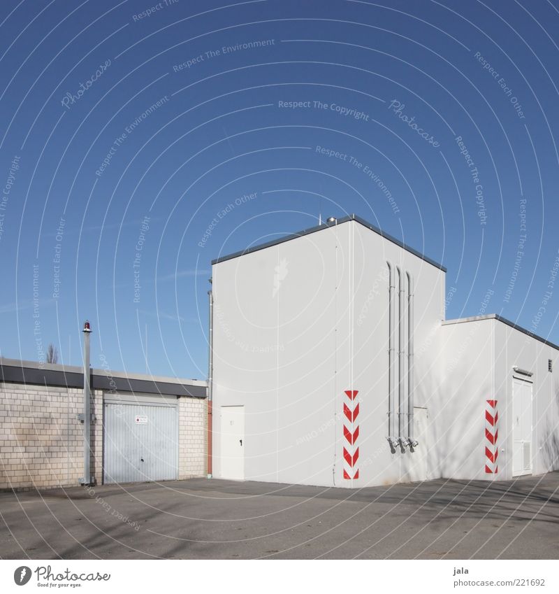 anschlussstelle Himmel Industrieanlage Platz Bauwerk Gebäude Architektur Mauer Wand Fassade Sauberkeit blau grau weiß Farbfoto Außenaufnahme Menschenleer