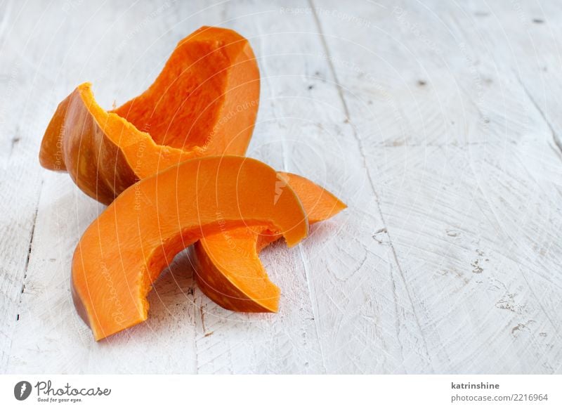 Kürbisscheiben auf einem weißen hölzernen Hintergrund Gemüse Ernährung Essen Vegetarische Ernährung Erntedankfest Halloween Herbst frisch natürlich gelb