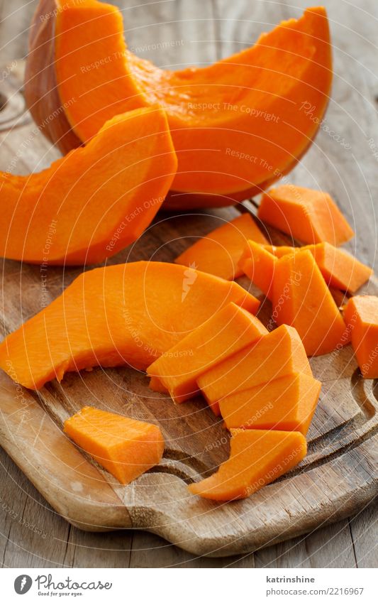 Kürbisscheiben auf einem weißen hölzernen Hintergrund Gemüse Ernährung Essen Vegetarische Ernährung Erntedankfest Halloween Herbst Holz frisch natürlich gelb