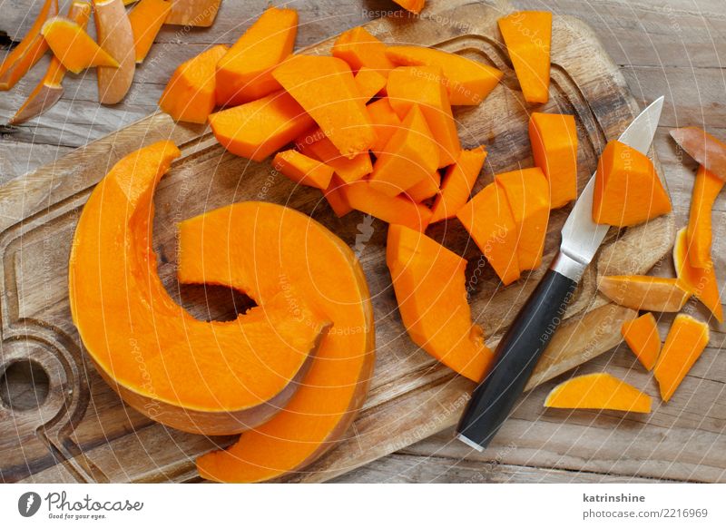 Kürbisscheiben auf einem weißen hölzernen Hintergrund Gemüse Ernährung Essen Vegetarische Ernährung Erntedankfest Halloween Herbst frisch natürlich gelb