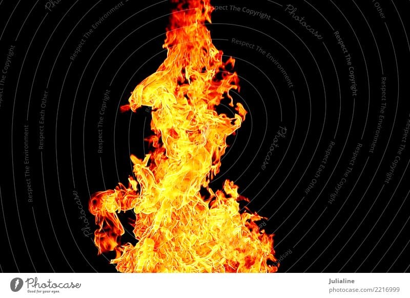 rote Flamme auf dem schwarzen Hintergrund Umwelt hell gelb Farbe Feuer erwärmen Brandwunde Großbrand orange verbrannt lodernd Hölle Gefahr glühend Licht