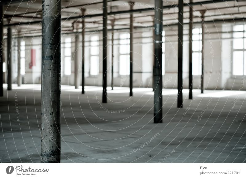 intérieur Arbeitsplatz Fabrik Wirtschaft Industrieanlage Bauwerk Gebäude Mauer Wand Fenster alt groß kalt Säule Saal Raum Licht Boden Decke Farbfoto