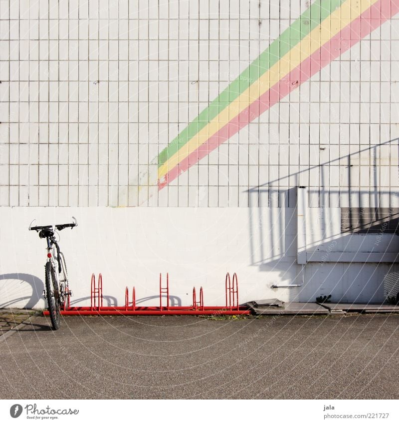 fahr mit mir nach pan-afrika Fahrrad Bauwerk Gebäude Fassade Fliesen u. Kacheln Platz Fahrradständer Streifen Farbfoto Menschenleer Textfreiraum oben Tag Licht